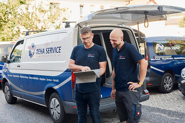 Reha Service Techniker bei der Rollstuhl Reparatur am Van