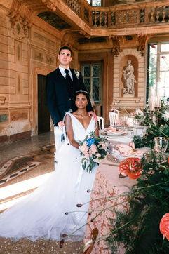 Braut und Bräutigam vor Wandgemälden in historischer Villa in Italien– Hochzeitsfoto mit kunstvollem Hintergrund