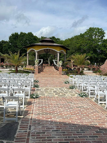 Outdoor wedding ceremony at El Quiosco del Amor gazebo — La Hacienda Venue Pass Christian MS