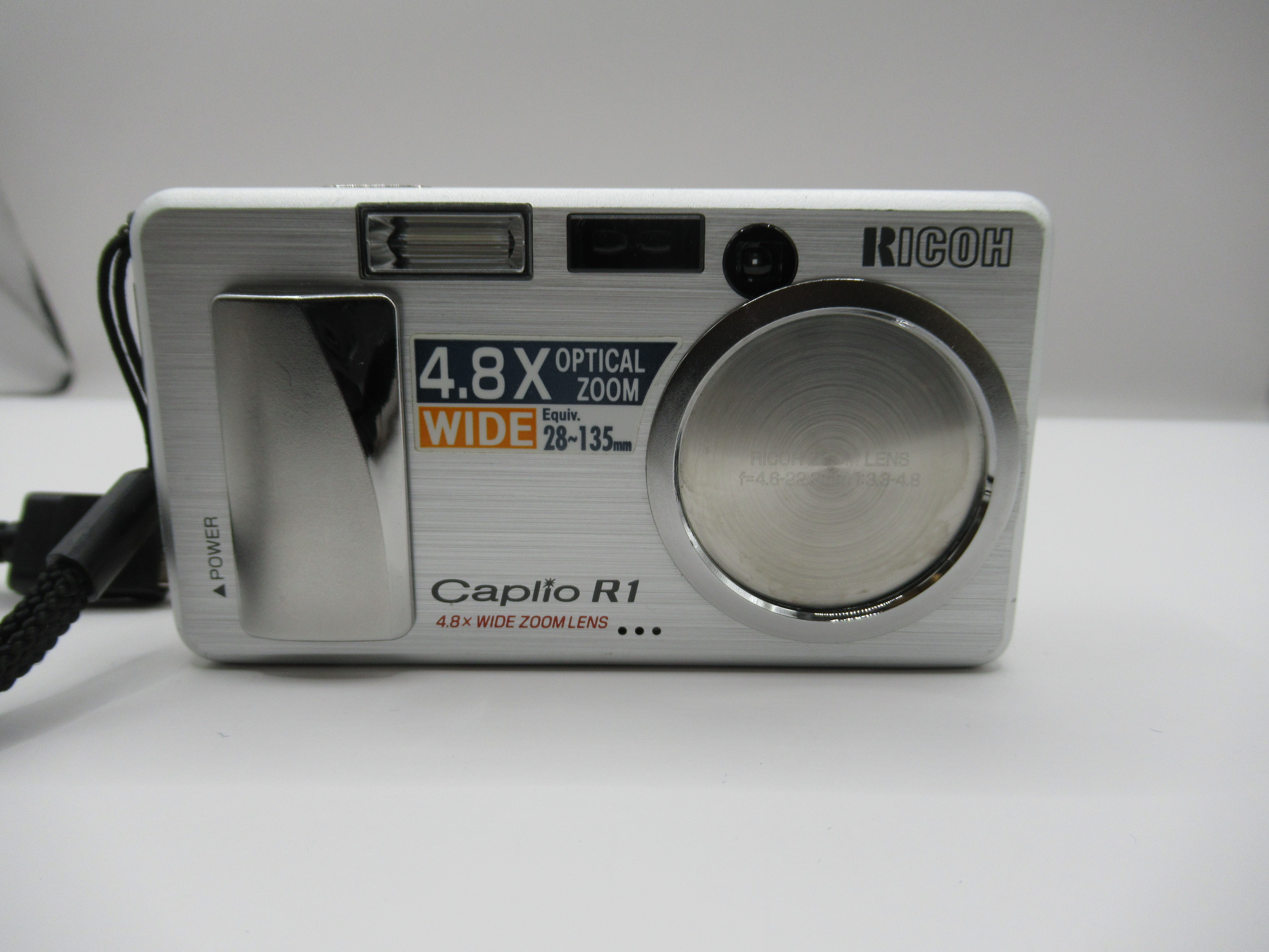 Ricoh Caplio R1 front view with lens cover closed