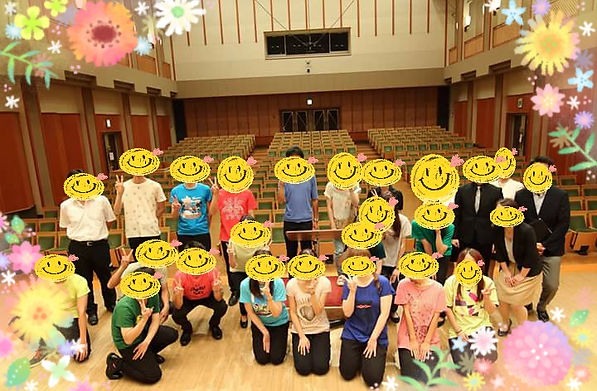 愛知混声合唱団の第2回演奏会集合写真。ステージ上で団員たちが記念撮影している。