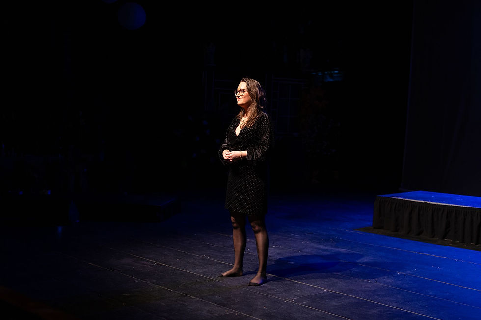 Schrijfcoach Eveline op het podium van het theater met haar voorstelling Breek me heel