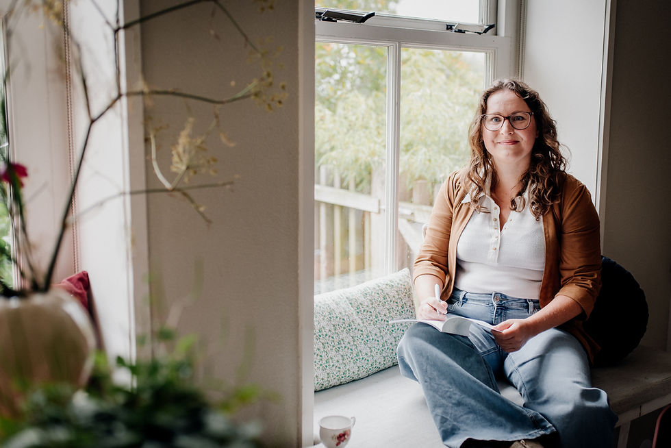 Schrijfcoach Eveline schrijft met de hand in een notitieboekje