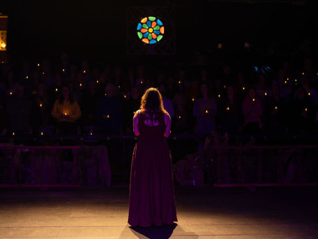 Van gedichten naar het podium: hoe mijn verhaal groter werd dan ikzelf