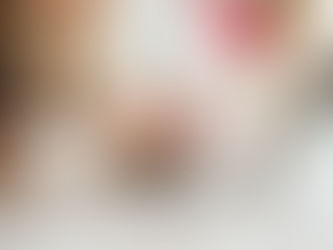 Schrijver met laptop en mobiele telefoon vraagt zich af of ze chatgpt zal gebruiken voor het schrijven van haar boek