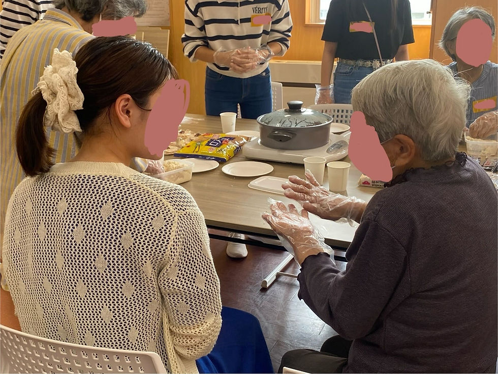 歓談する大学生と高齢者