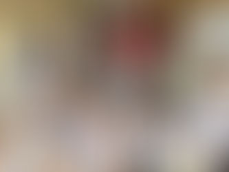 室内で年齢の異なる男女12人ほどが集合写真を撮っている。笑顔の人が多く、食卓と棚、窓が背景に見える。