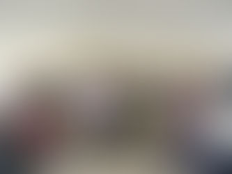 室内で多国籍の参加者約30人が集合写真を撮影し、NEPCON 2025の新生児蘇生トレーニングの横断幕を持って笑顔。