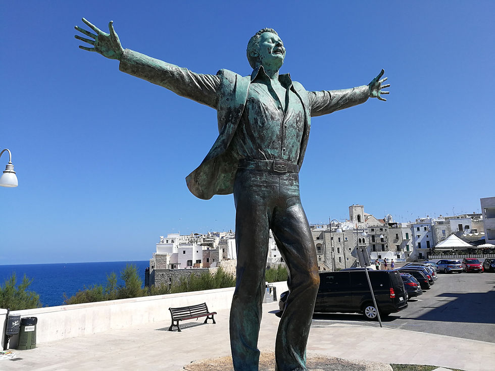 Polignano_a_Mare_-_Statua_di_Domenico_Modugno.jpg