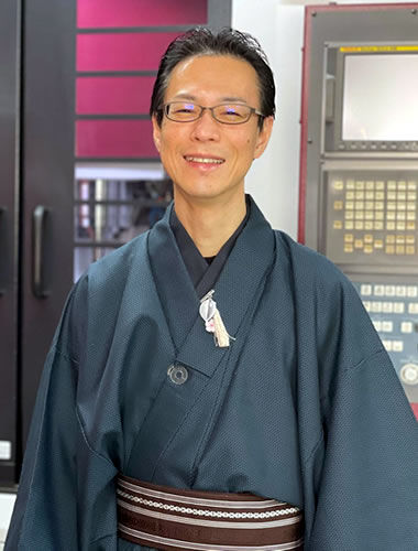 赤坂金型彫刻所 代表 三代目赤坂兵之助 めずらしく和装