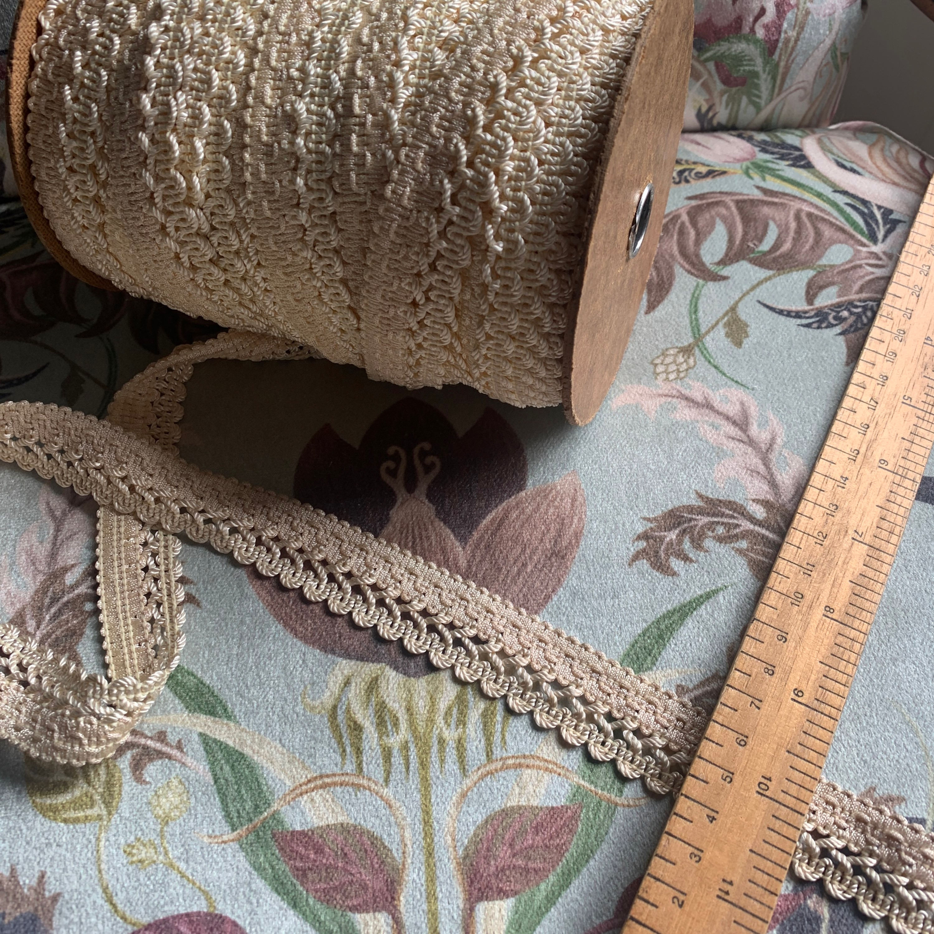 Vintage 2.5cm cream/ecru crocheted crochet lace design lampshade gimp/braid/trim