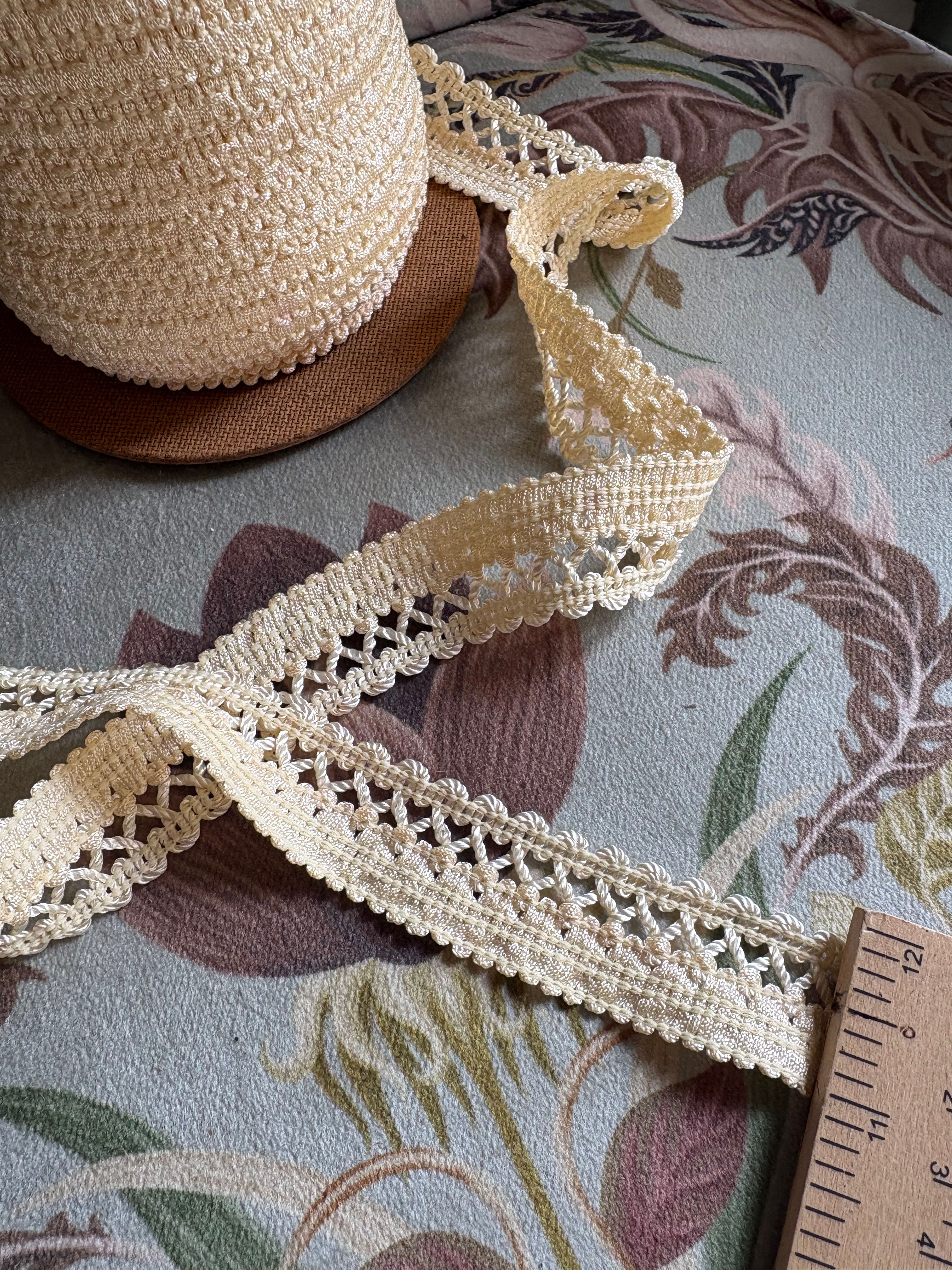 Vintage 2.5cm cream/ecru crocheted crochet lace design lampshade gimp/braid/trim