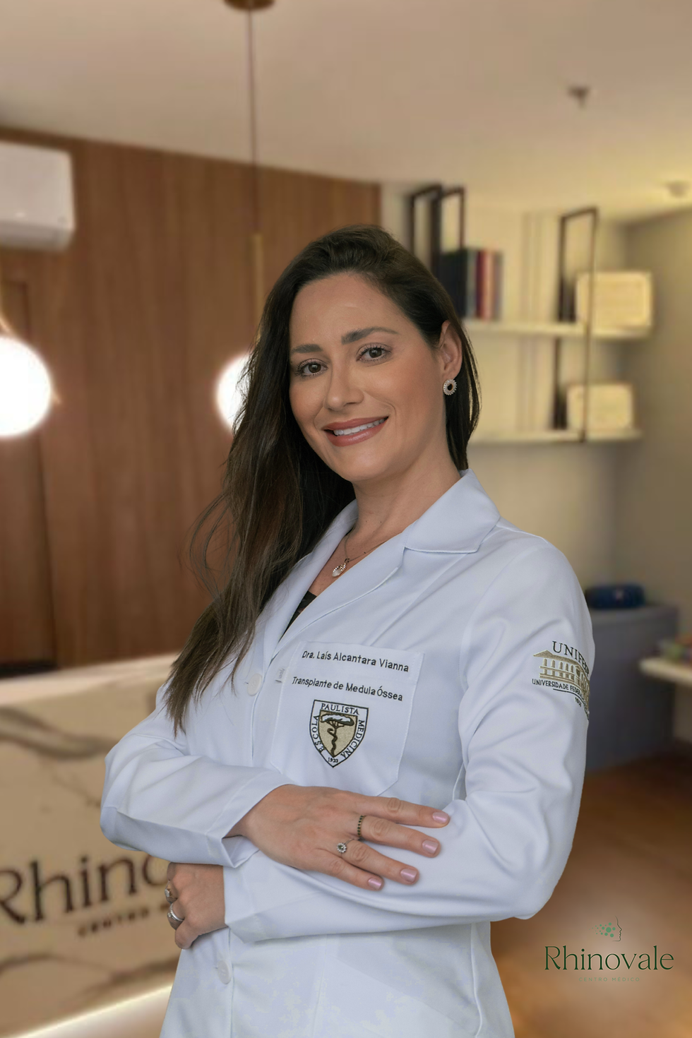 Dra. Laís Vianna na Clínica Rhinovale em Jacareí - SP, com avaliação completa para diagnóstico e tratamento clínico de anemia, trombose e outras doenças do sangue.