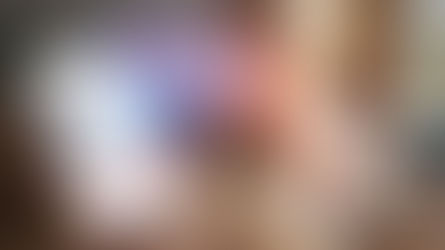 Bir B2C sosyal medya stratejisini temsil eden; bir akıllı telefon ekranından parlayan sosyal medya ikonlarının, arka plandaki fiziksel tüketici ürünlerine doğrudan bir satın alma yolu oluşturmasını gösteren modern konsept fotoğrafı.