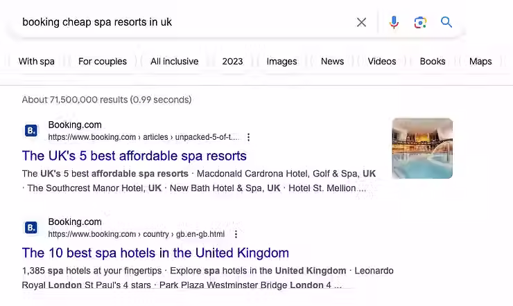 "booking ucuz spa tatil köyleri İngiltere" sorgusu için arama sonuçları sayfası, Booking.com'dan 1 ve 2. pozisyonlarda sırasıyla "İngiltere'nin en iyi 5 uygun fiyatlı spa tatil köyü" ve "Birleşik Krallık'taki en iyi 10 spa oteli" başlıklarıyla arama sonuçlarını gösteriyor. İlk arama sonucu bir liste, ikincisi URL'lerde gösterildiği gibi uygun parametrelerle filtrelenmiş bir dahili arama sayfası
