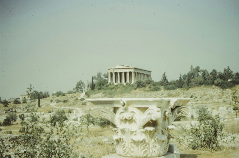 Antik sütun başlığı ve tepede tapınak, Hadriana Palace Hotel, yeşillik ve manzara.
