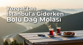 Ahşap masa üzerinde dumanı tüten iki Türk çayı, simit ve araba anahtarı. Arka planda bulanık çam ormanı, sisli dağ manzarası ve gün batımı ışığı.
