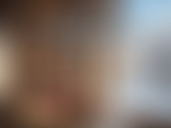 Safranbolu konağı penceresinden dumanı tüten bir Türk çayı, safran telleri, bakır kase, çocuk oyuncağı, aile rehberi ve tarihi karlı Osmanlı konakları manzarası. Üzerinde Türkçe başlık 'Karabük Kış Tatili: Karlı Safranbolu ve Kış Aktiviteleri Rehberi' yazmaktadır.