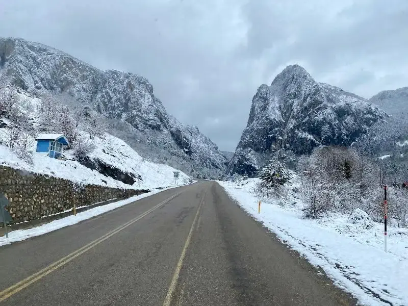 Bolu Dağı'nda yoğun kar yağışı — karlı yolda ilerleyen araçlar ve kar temizleme çalışması, İbrahiminyeri