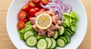 İbrahim'in Yeri menüsünde de yer alan, taze sebzelerle hazırlanmış doyurucu ve sağlıklı ton balıklı salata tabağı.