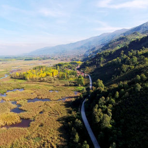 Efteni Gölü havadan görünüm, Düzce. Sonbahar renkleri, sulak alan, bataklık ve ormanlık yamaç. Düzce il merkezine 17 km mesafede doğal göl alanı.