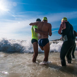 Atleta com deficiência entrando no mar