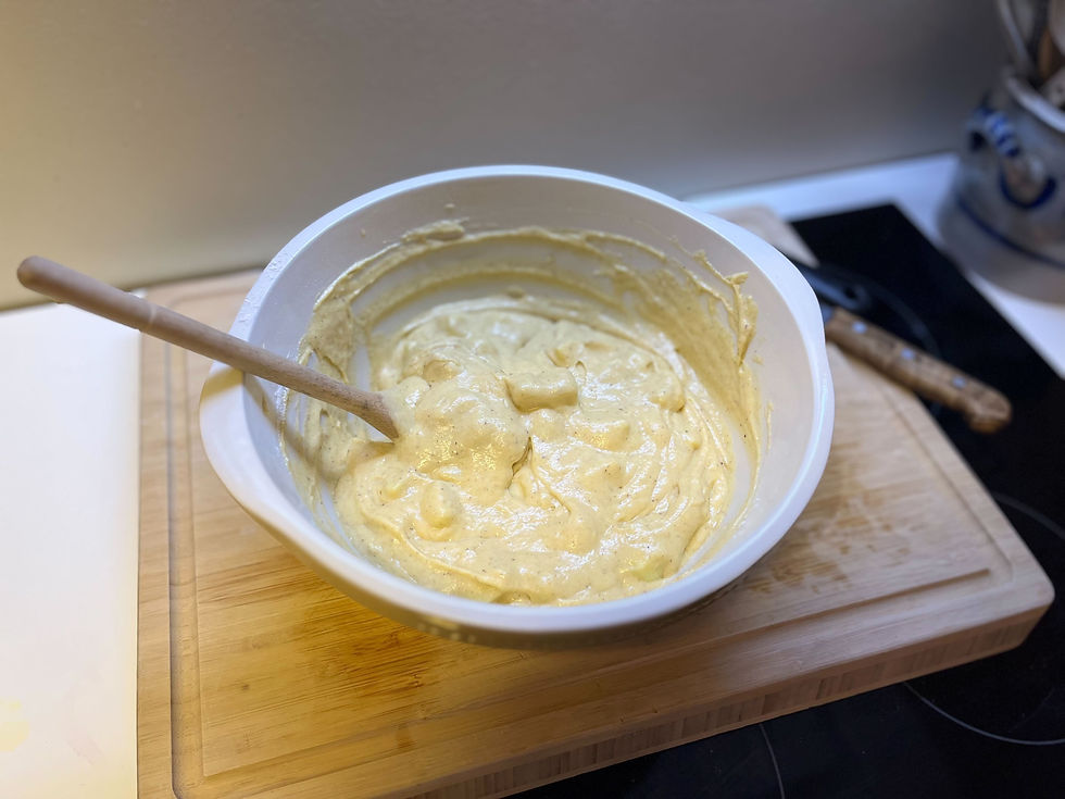 Kakerøre i en gul kjeramikkbolle, det står en tresleiv oppi bollen, som står oppå en skjærefjøl av tre.