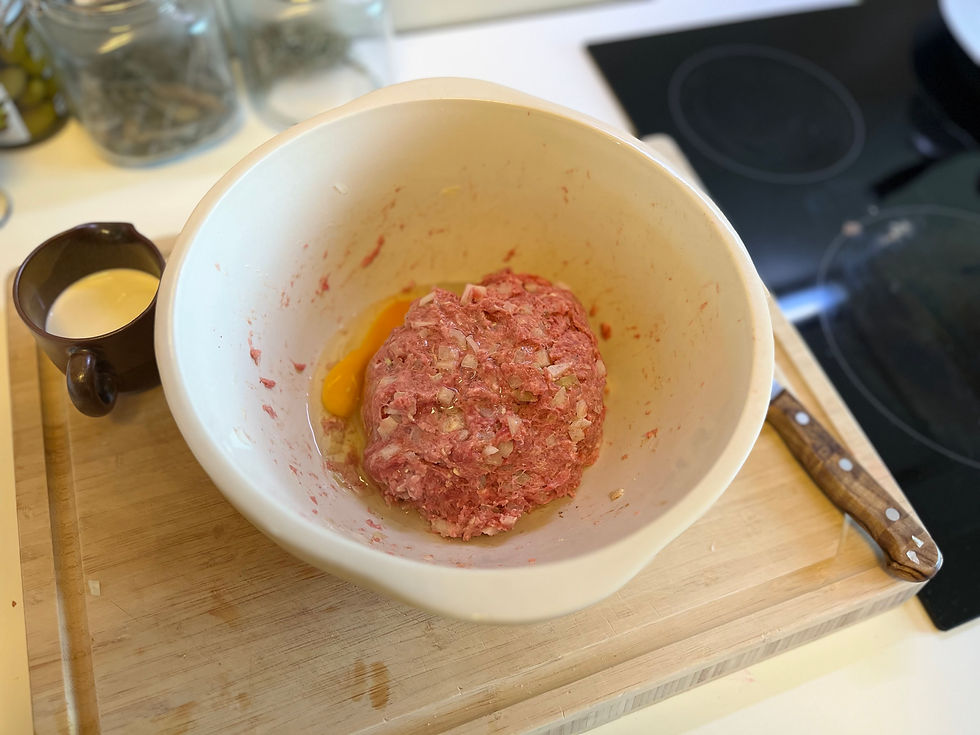 En klump med kjøttfarse og ett egg i en keramikkbolle.