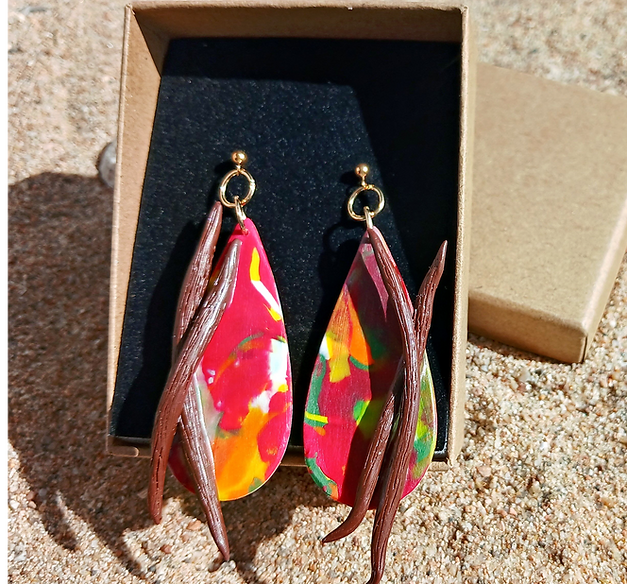 Goutte créole est une paire de boucles d'oreilles qui allies les couleur chaleureuse des iles et sa gousse de vanille délicatement posée.