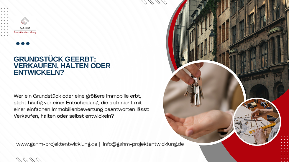 Titelbild zum Beitrag „Grundstück geerbt: Verkaufen, halten oder entwickeln?“ mit Bestandsimmobilie, Schlüsselübergabe und Darstellung einer Immobilienplanung.