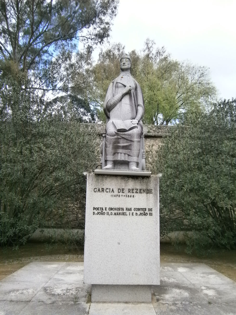 Garcia de Rezende Statue
