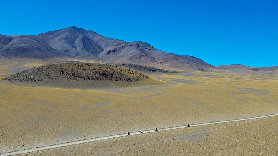 A imensidão das montanhas e o silêncio dos desertos