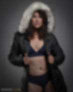 Mujer con abrigo y lencería estilo boudoir editorial