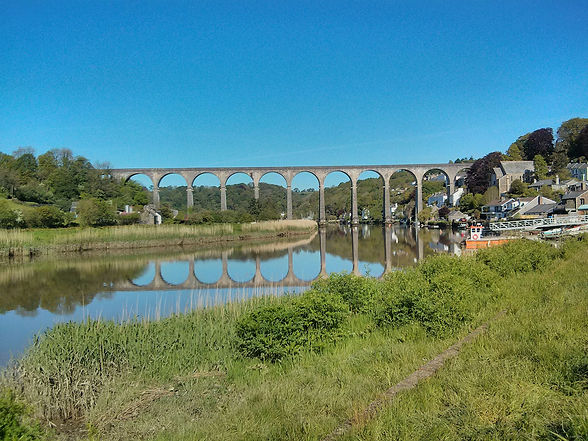 Calstock_Viaduct_and_Calstock_Village_wi