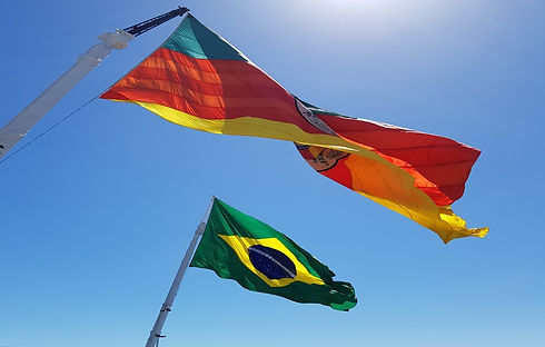 Juntas estão as bandeiras do Brasil e do Estado do Rio Grande do Sul