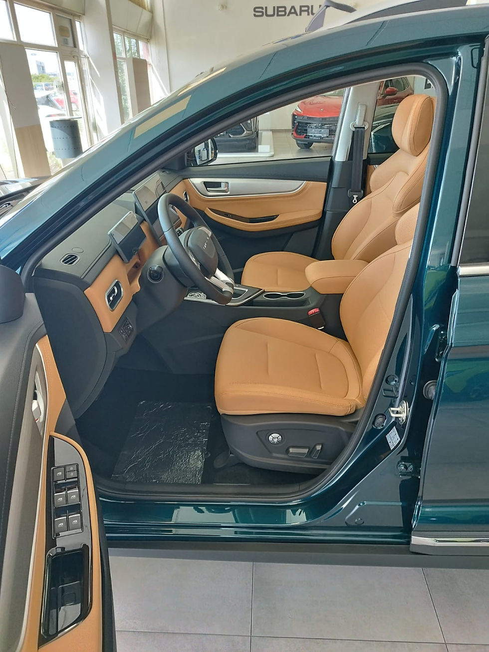 Priestranný interiér a pohodlné kožené sedadlá SUV Forthing T5, autorizovaný predajca Nitra