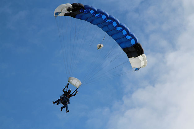 Blauer Fallschirm