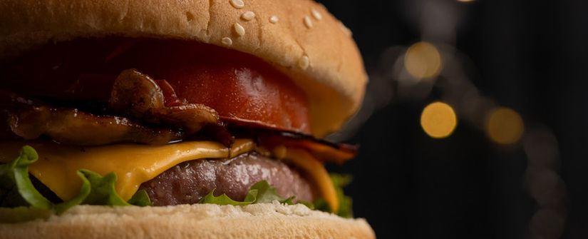 Hamburguesa gourmet con iluminación cálida, fotografía gastronómica profesional en Barcelona para restaurante.