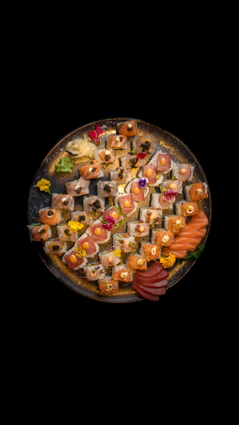 Surtido de sushi en bandeja circular, fotografía Barcelona