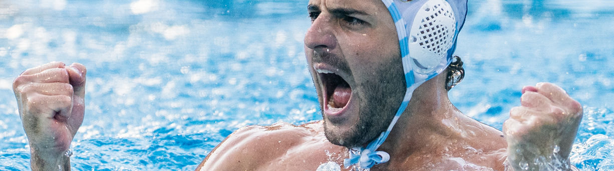 Fotógrafo profesional captando celebración de jugador de waterpolo tras jugada decisiva