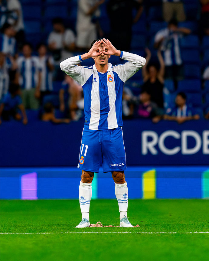 Fotógrafo profesional captando emoción de futbolista durante partido oficial
