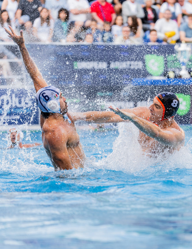 Fotógrafo profesional captando acción de waterpolo durante partido oficial en piscina