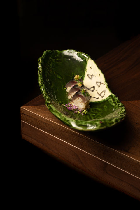 Sushi gourmet sobre plato verde, fotografía gastronómica Barcelona