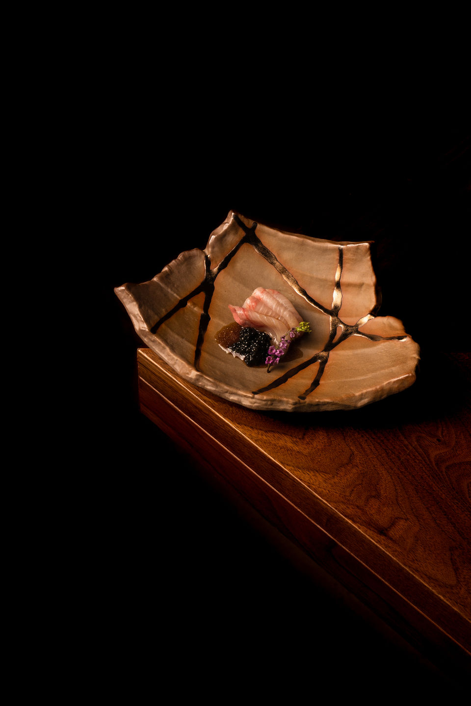 Sushi creativo en soporte artesanal, fotografía en Barcelona