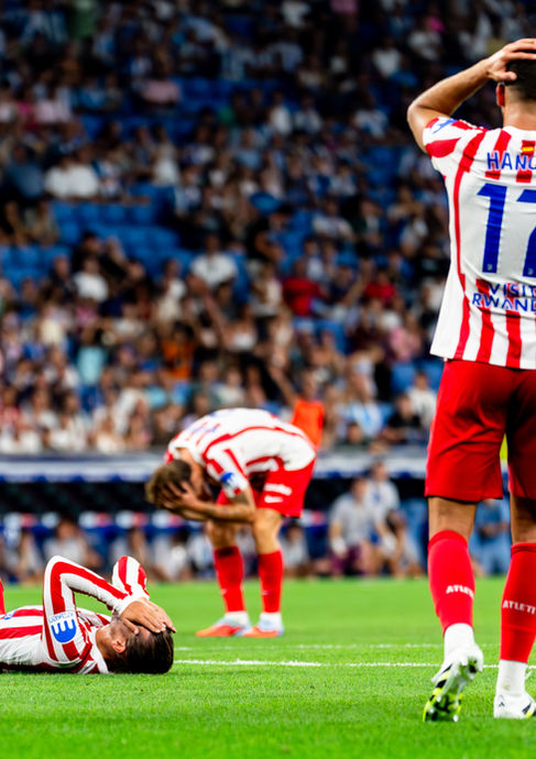 Jugadores del Atlético reaccionando mientras un futbolista del Espanyol queda en el suelo