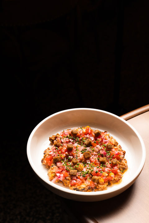 Fotografía profesional de plato gastronómico servido en mesa con presentación cuidada