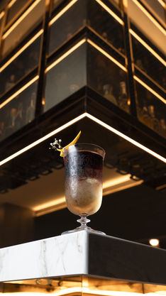 Cóctel elegante sobre barra de mármol, fotografía Barcelona