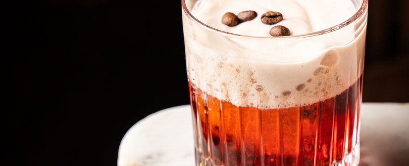 Fotografía profesional de bebida gourmet con café y presentación cuidada