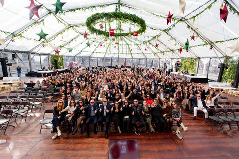 Fotografía profesional de grupo durante un evento corporativo con asistentes en Barcelona
