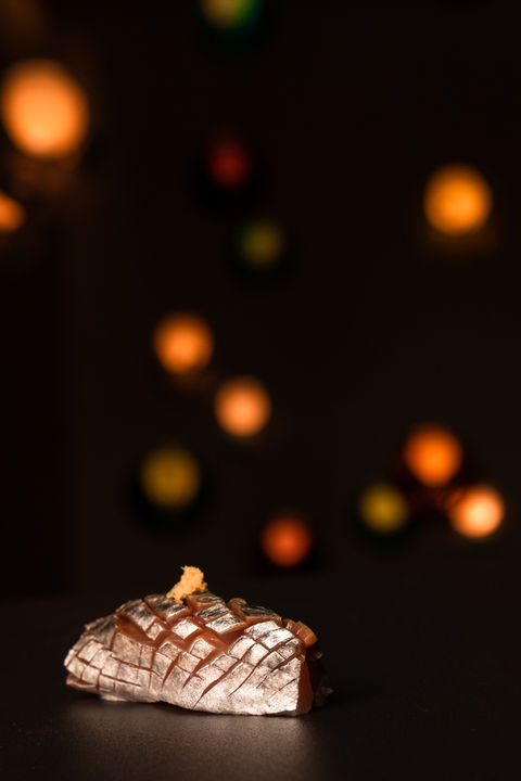 Sushi con fondo naranja desenfocado, fotografía gastronómica
